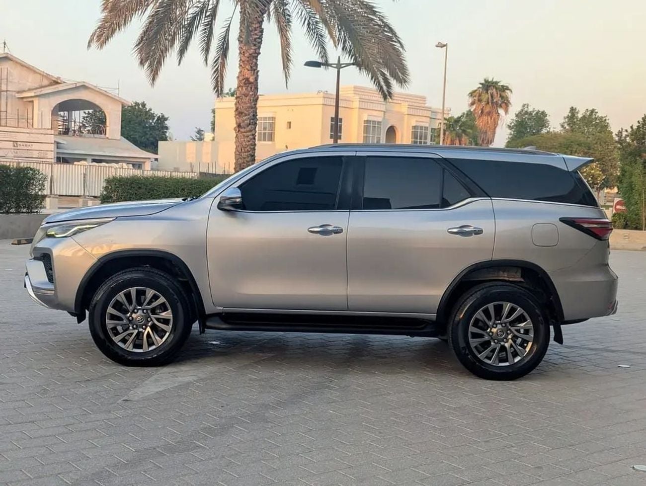Toyota Fortuner VXR GCC specs interior and Exterior Excellent Condition V6 4.0L