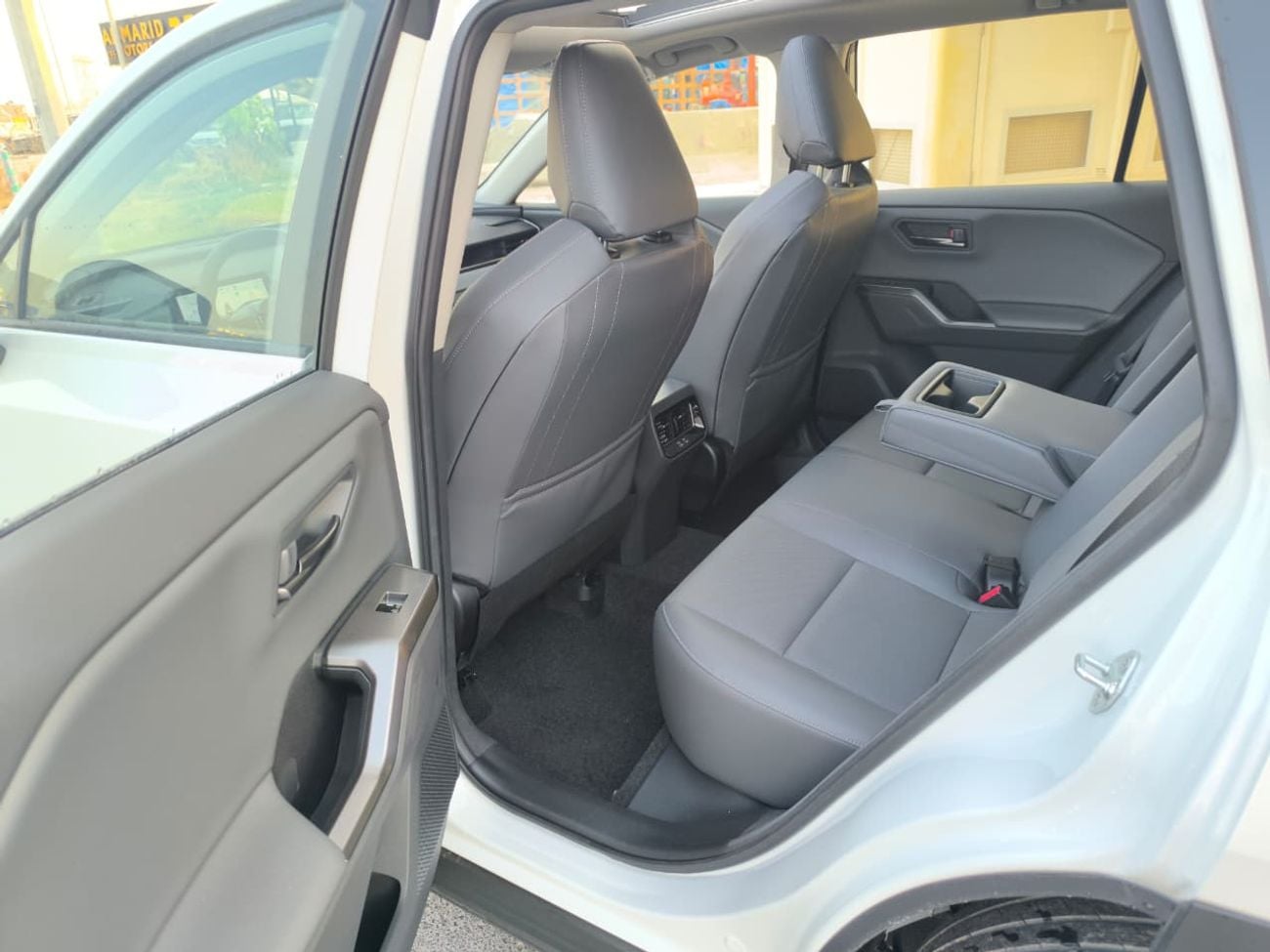 تويوتا راف ٤ 2WD Luxury محرك بنزين سعة 2.0 لتر، موديل 2026