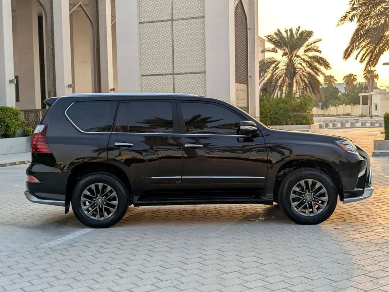 لكزس GX 460 بلاتينيوم سيارة موديل 2019 بمحرك V8 سعة 4.6 لتر، بمواصفات خليجية، بحالة داخلية وخارجية ممتازة.