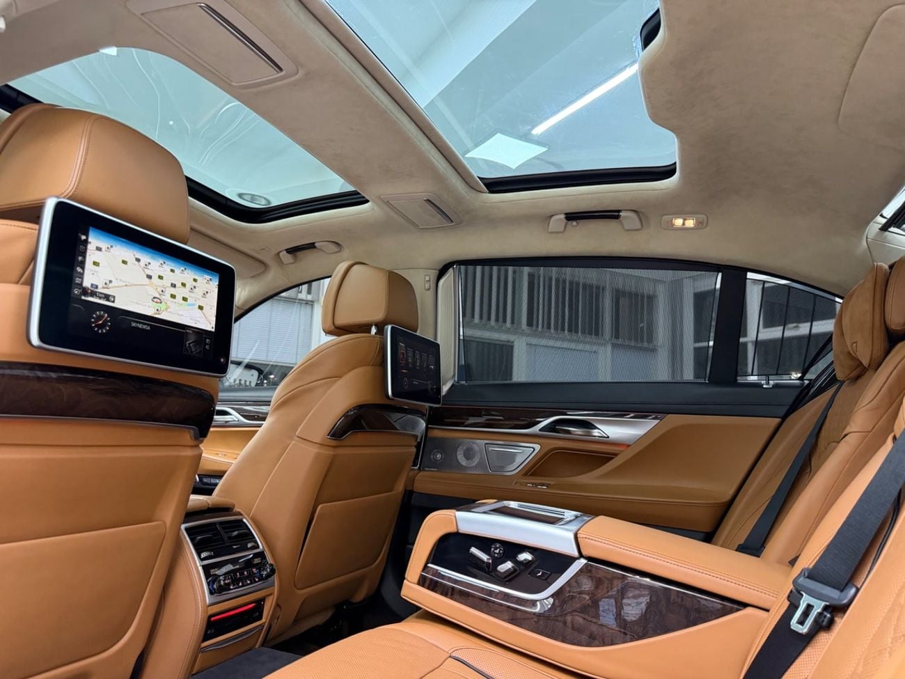 BMW 750Li XDRIVE LUXURY EXECUTIVE GCC .. FSH .. Perfect Condition .. Top Range .. Low Milegea