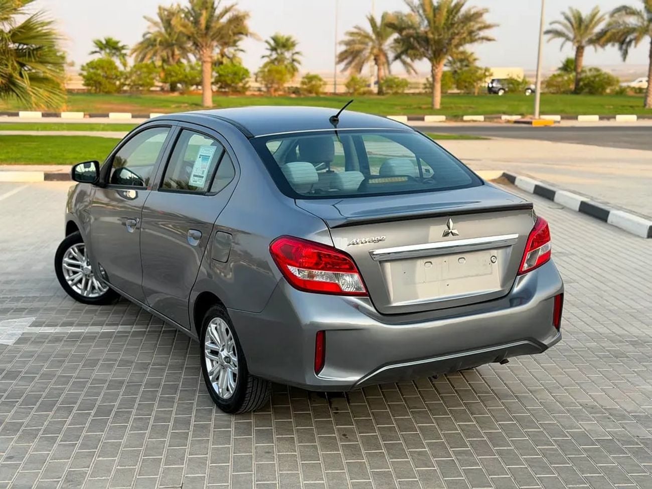 Mitsubishi Attrage GLX MID