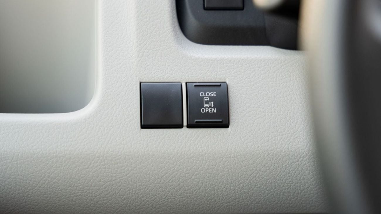 تويوتا هاياس DX Toyota Hiace High Roof Black Bump 3.5l A/T White color 2026 Model