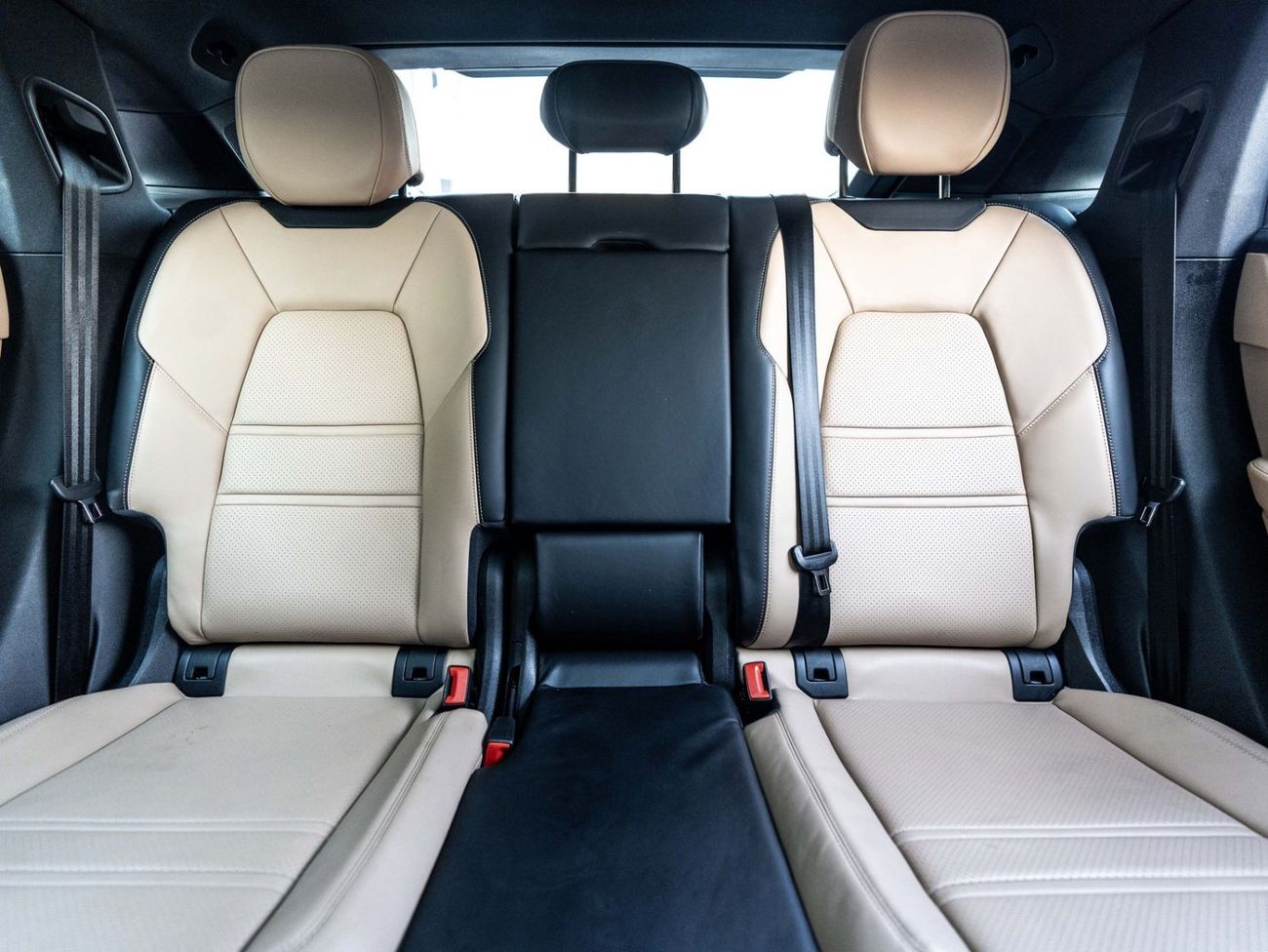 Porsche Cayenne STD (3.0L · 6 Cyl · Automatic · Petrol · SUV/Crossover · All Wheel Drive · 5 Seats · 5 Door)