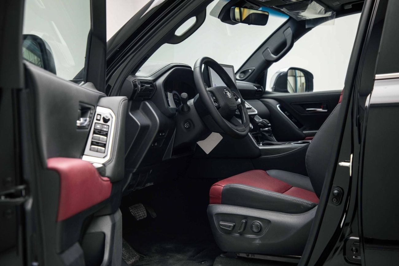تويوتا لاند كروزر VXR LC300 سعة 3.5 لتر - أسود أنيق من الداخل، أسود وأحمر داكن | للتصدير فقط