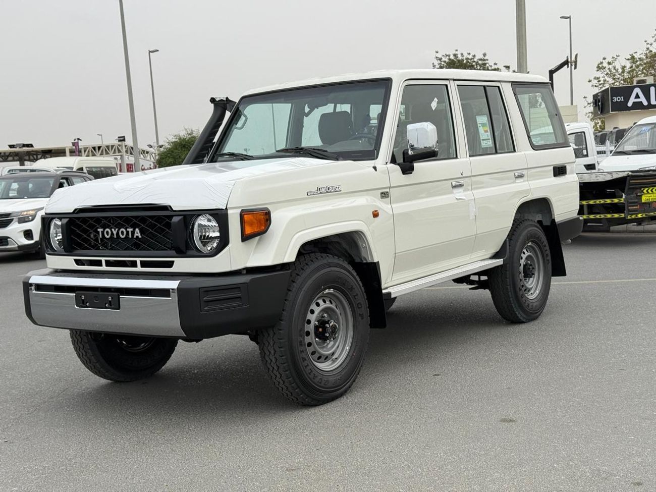 Toyota Land Cruiser 70 LC76 LX EXPORT ONLY - LC76 2.8 E Automatic - Basic with diff lock