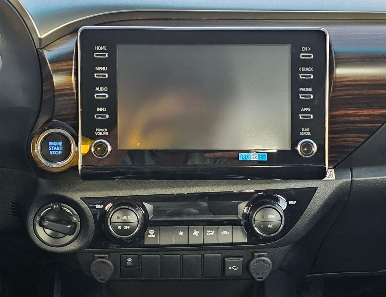 Toyota Hilux TOYOTA HILUX SR5 WIDE BODY || 2.7L PETROL V4 M/T 4WD | BLIND SPOT | WINDOW VISOR | REAR CAMERA | AUT