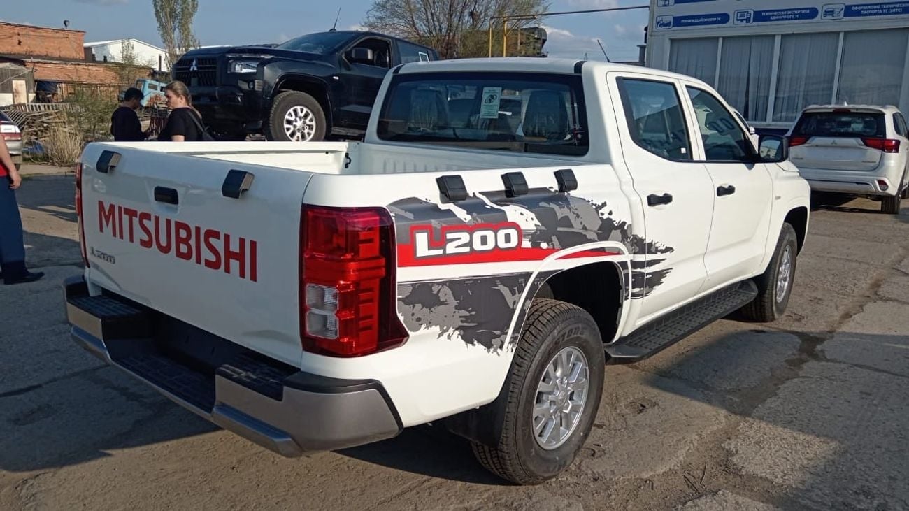 ميتسوبيشي L200 GL ميتسوبيشي L 200 2.4 لتر 4*4 ديزل MT 2026 للتصدير فقط