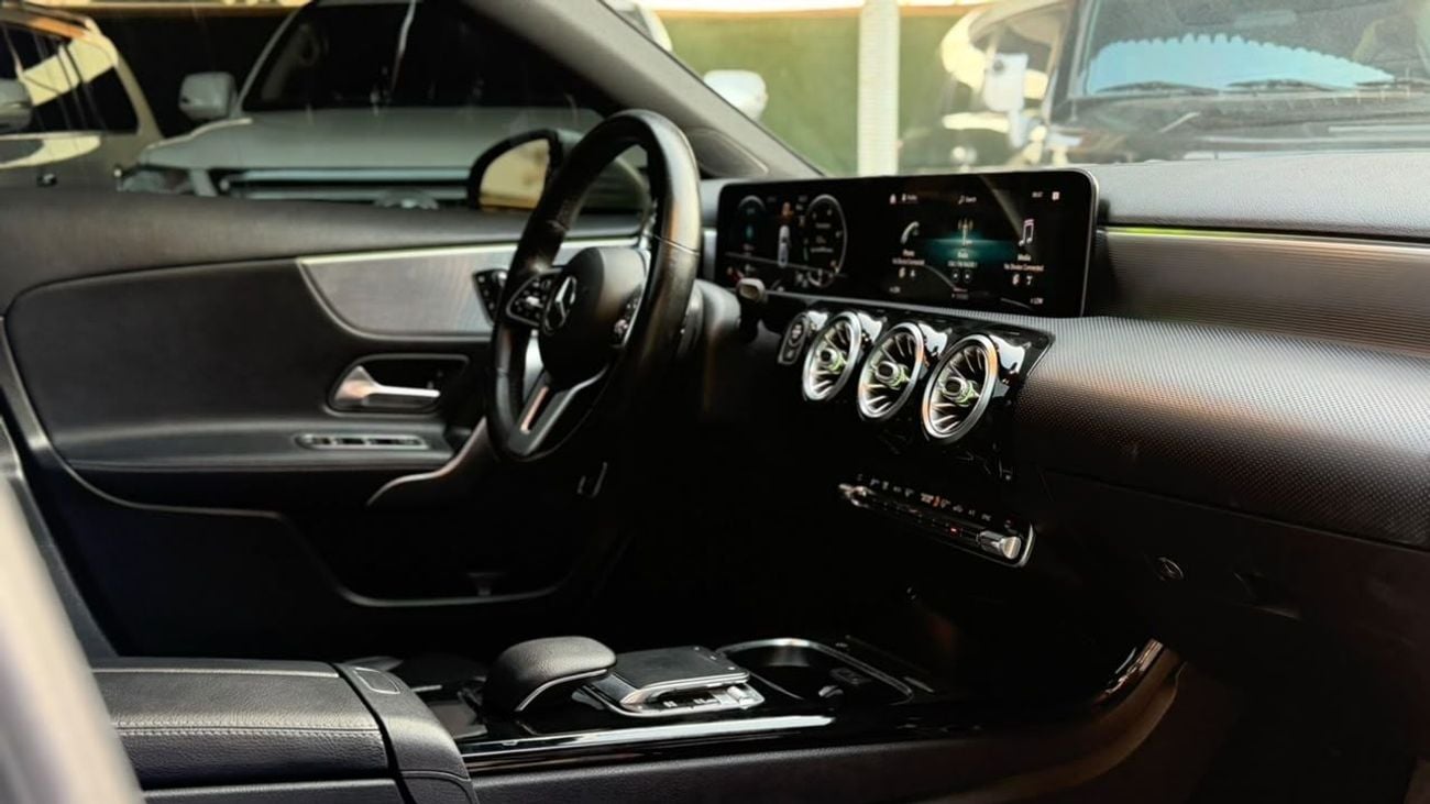 Mercedes Benz A220 STANDARD 2.0L 4-cylinder turbo (188 hp)