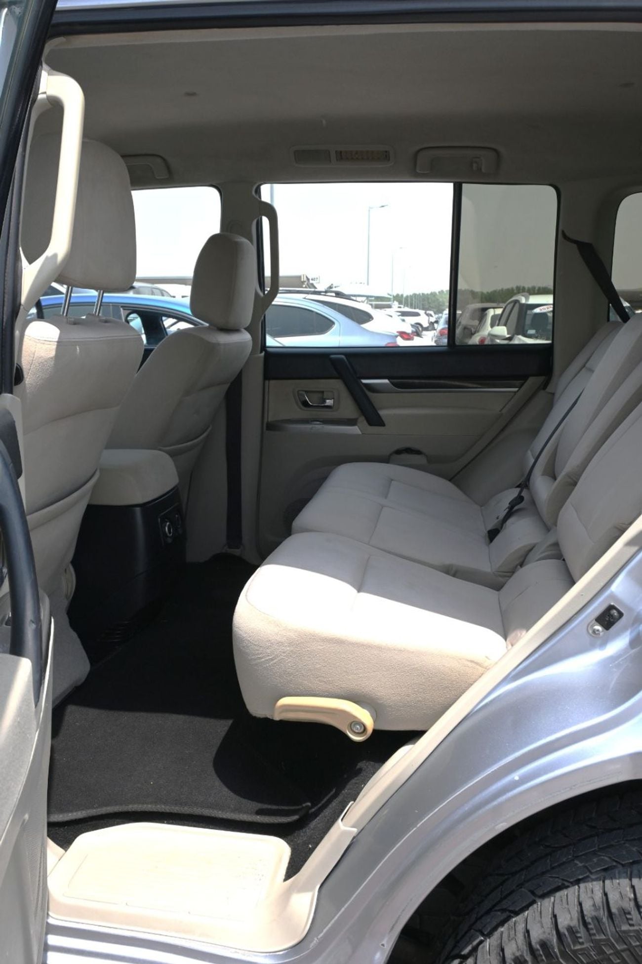 ميتسوبيشي باجيرو GLS MIDDLINE 5 -DOOR -3.5 - نظام الدفع الرباعى - SUV بترول - أوتوماتك - 3.5-6 V