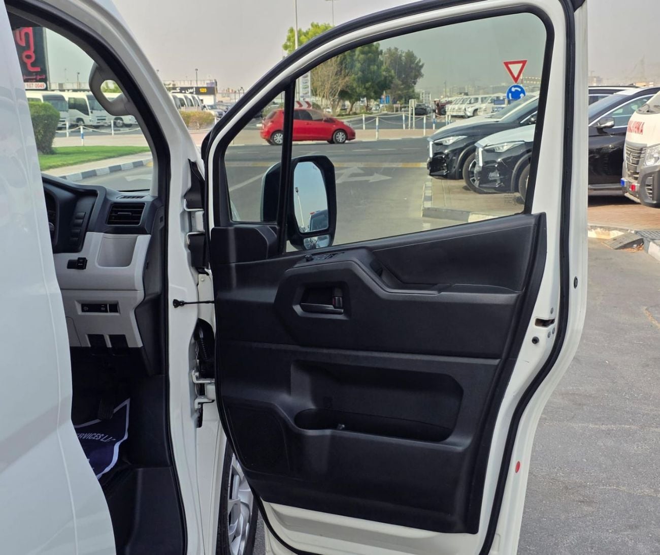 Toyota Hiace TOYOTA HIACE COMMUTER 12 SEATER DIESEL 2.8L RIGHT HAND DIVE