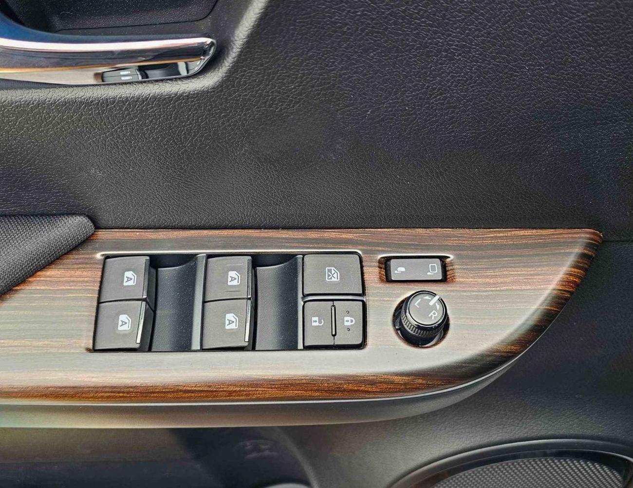 Toyota Hilux SR5 TRD || 4.0L PETROL V6 4WD | WOOD INTERIOR W VISOR | BLIND SPOT | DIFFLOCK | DVD+CAMERA | READY S