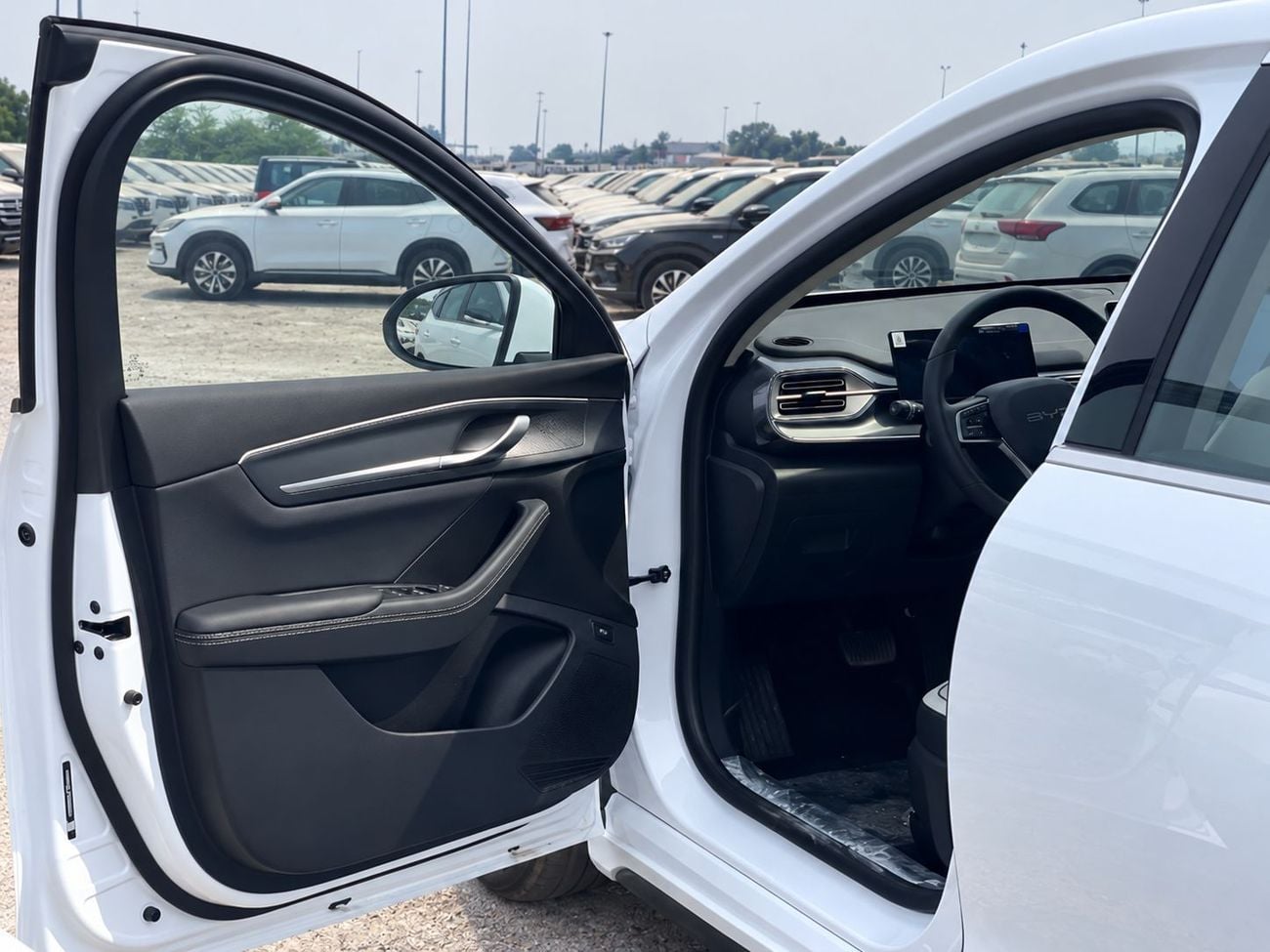 BYD Destroyer 05 Luxury Edition ECTB - 8. BYD Destroyer 05 2025 55 Luxury Edition – Petrol Auto – White with Black