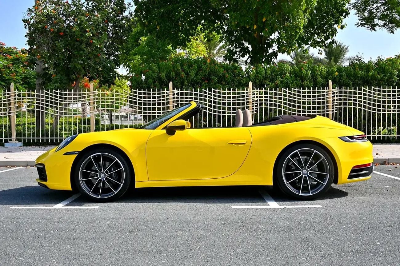 Porsche 911 CARRERA Cabriolet | Racing Yellow / Brown Roof | 379 HP | 989 KM | Warranty