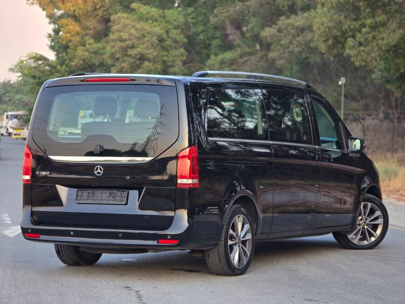 مرسيدس بنز V 250 AVANTGARDE/E MERCEDES V-250 GCC 2023 // 2KEYS // PERFECT CONDITION // 8SEATS // ACCIDENT FREE