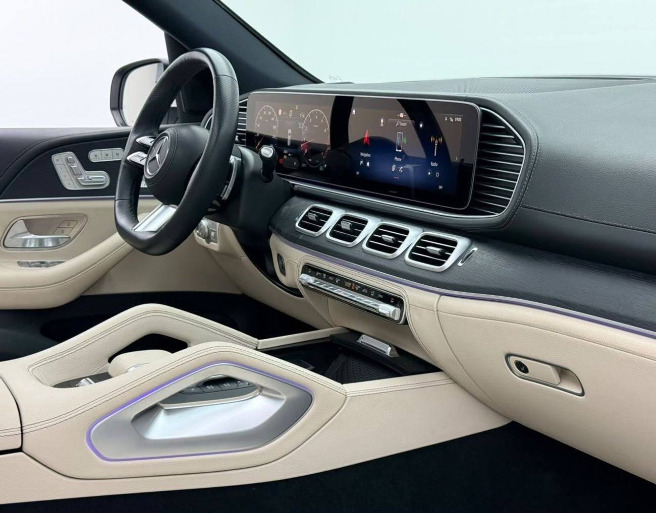 مرسيدس بنز GLS 450 4MATIC مرسيدس بنز GLS450 4MATIC بريميوم بلس موديل 2025، مع ضمان مرسيدس بنز وحزمة خدمة موديل 2029، 7 مقاعد،