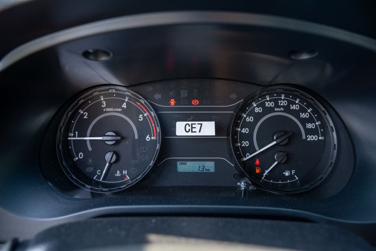 تويوتا هيلوكس Hilux 2.4 Diesel Four Wheel Drive 2 Door Manual Transmission