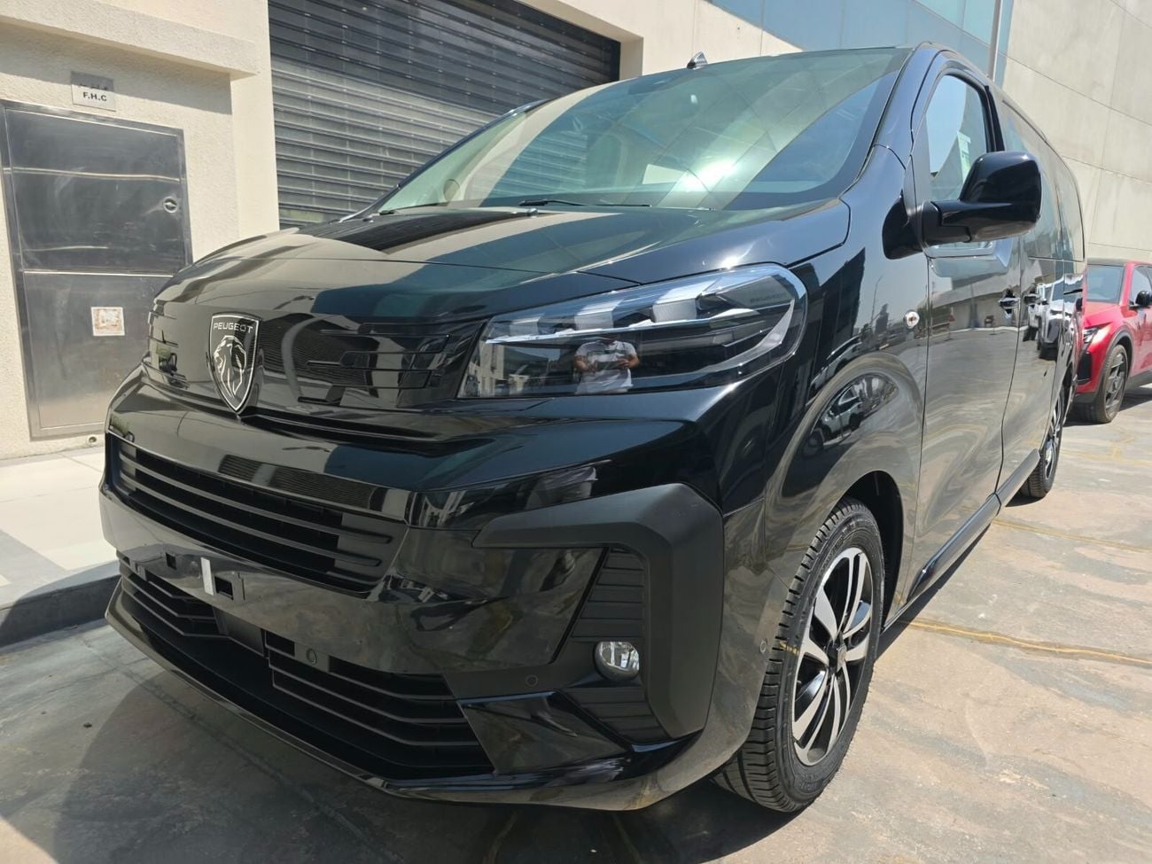 بيجو ترافلر VIP 7 SEATER