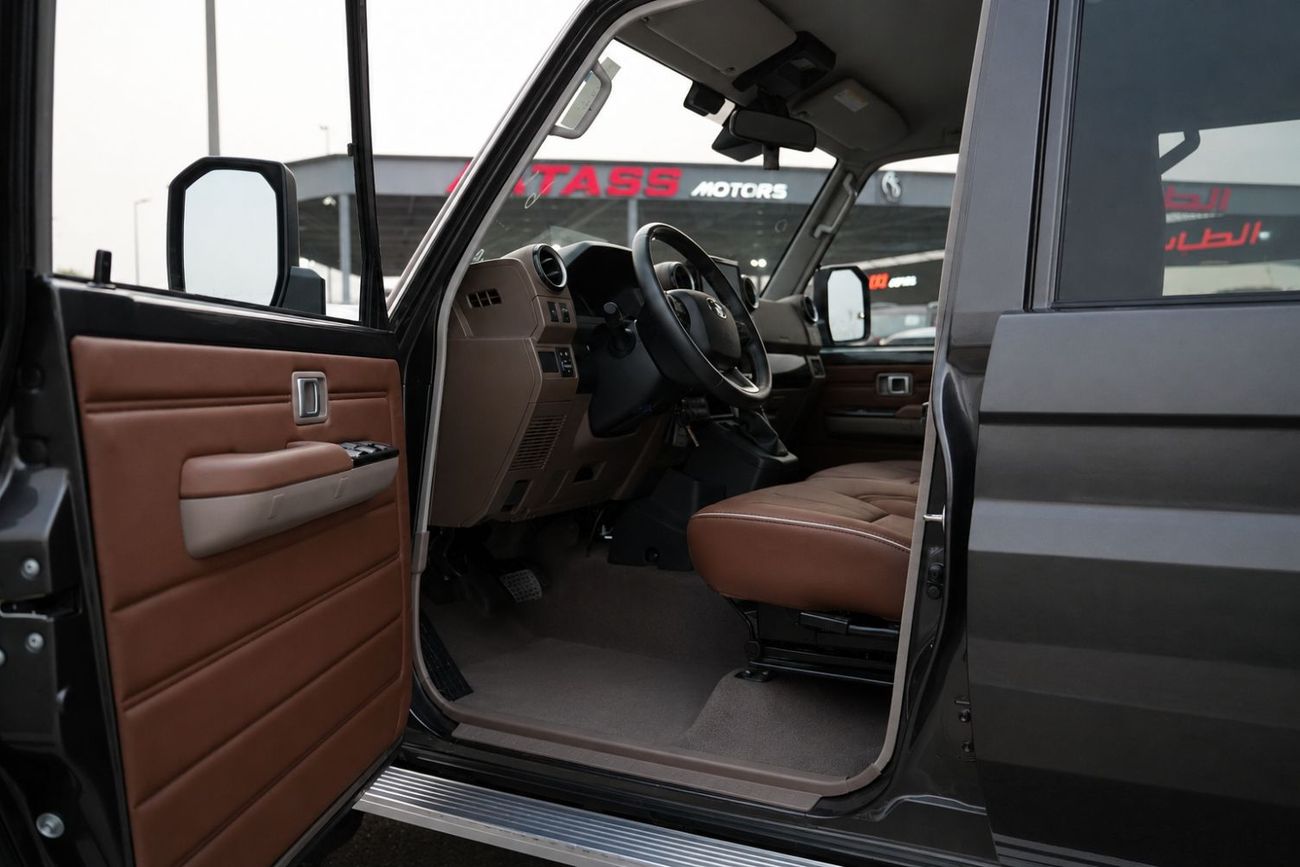تويوتا لاند كروزر بيك آب S-DLX - DC 4x4 AT
