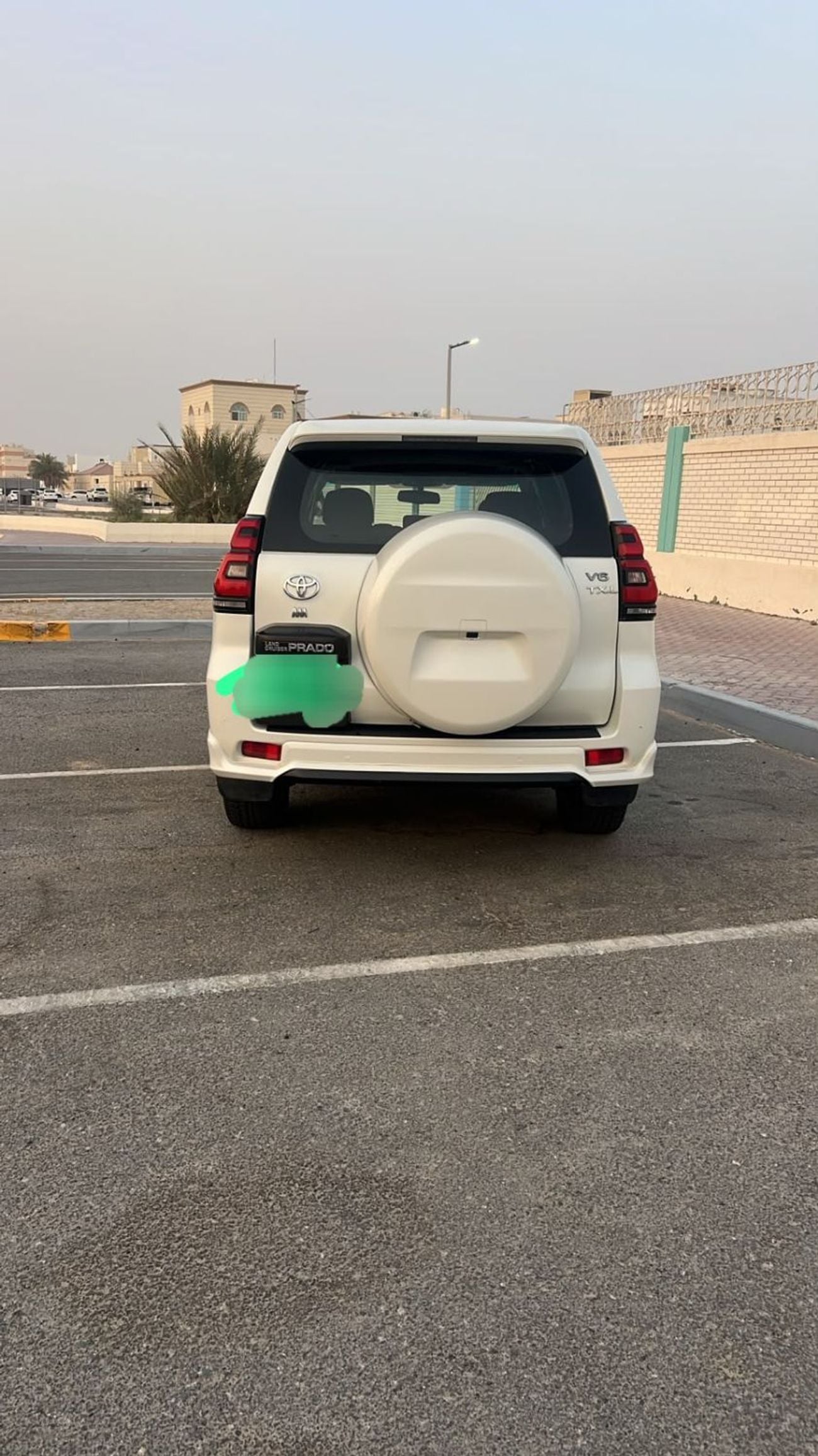 تويوتا برادو VXR محرك بنزين V6 سعة 4.0 لتر، كامل المواصفات، لون أبيض، زر تشغيل، فتحة سقف، ناقل حركة أوتوماتيكي، مقاعد