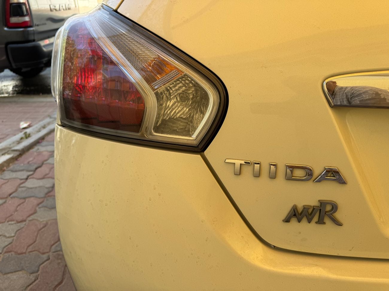 Nissan Tiida SV