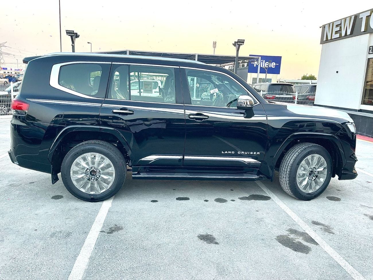 Toyota Land Cruiser VX LAND Cruiser VX 4.0 PETROL AT Omani Specs Fully Loaded | Soft Door closed | RADAR | JBL