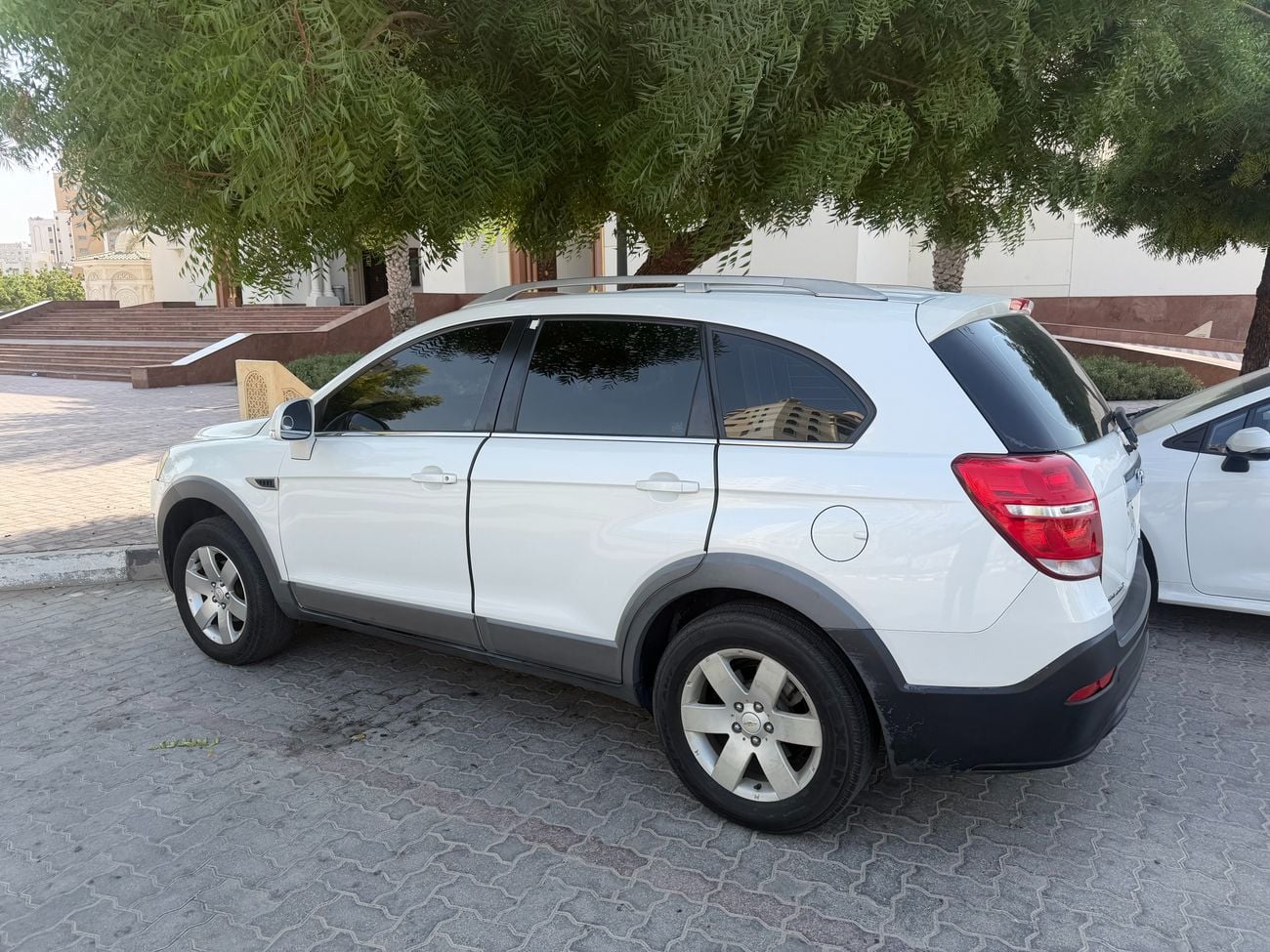 Chevrolet Captiva LS Infotainment system Cruise control Leather seats Automatic climate control LED headlights