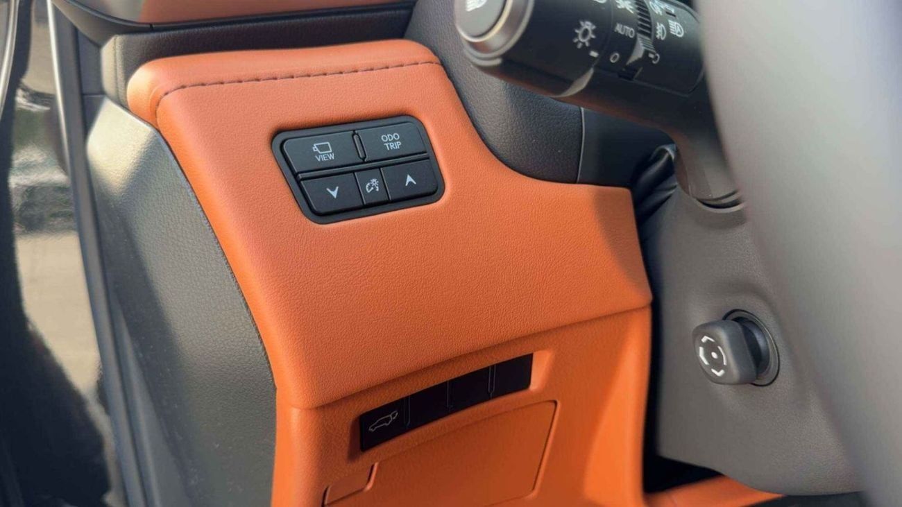 لكزس LX 600 VIP لكزس LX600 VIP - موديل 2026، لون أسود/برتقالي