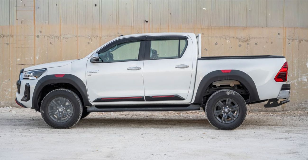 Toyota Hilux SR5 4.0 PETROL 2026 4x4