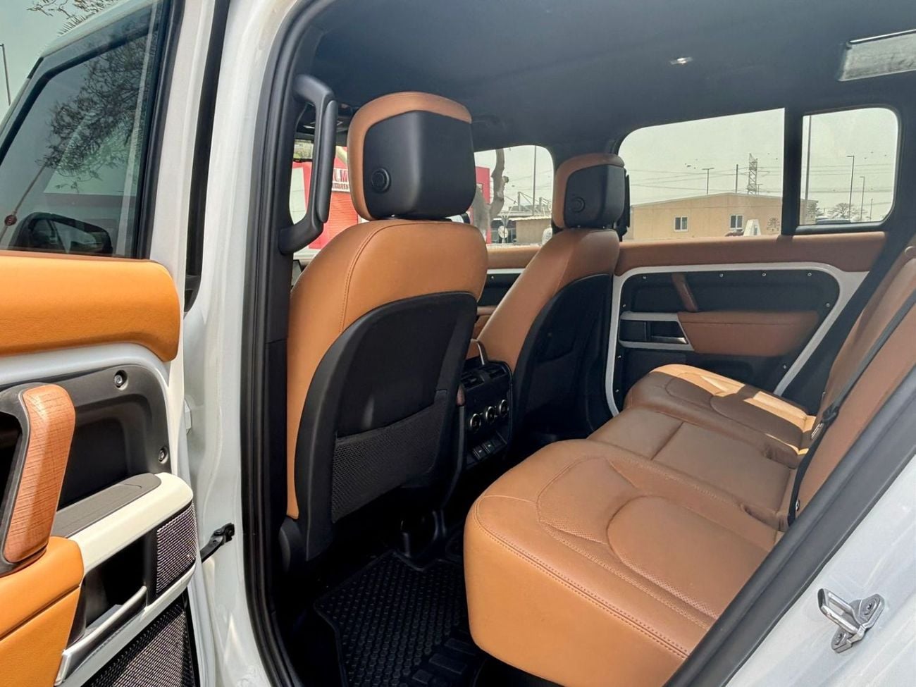 لاند روفر ديفندر 110 HSE P400