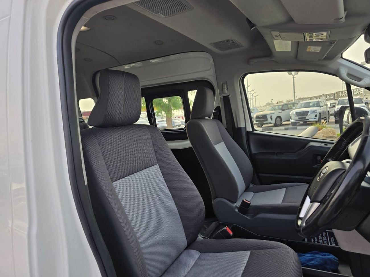 Toyota Hiace TOYOTA HIACE COMMUTER 12 SEATER DIESEL 2.8L RIGHT HAND DIVE
