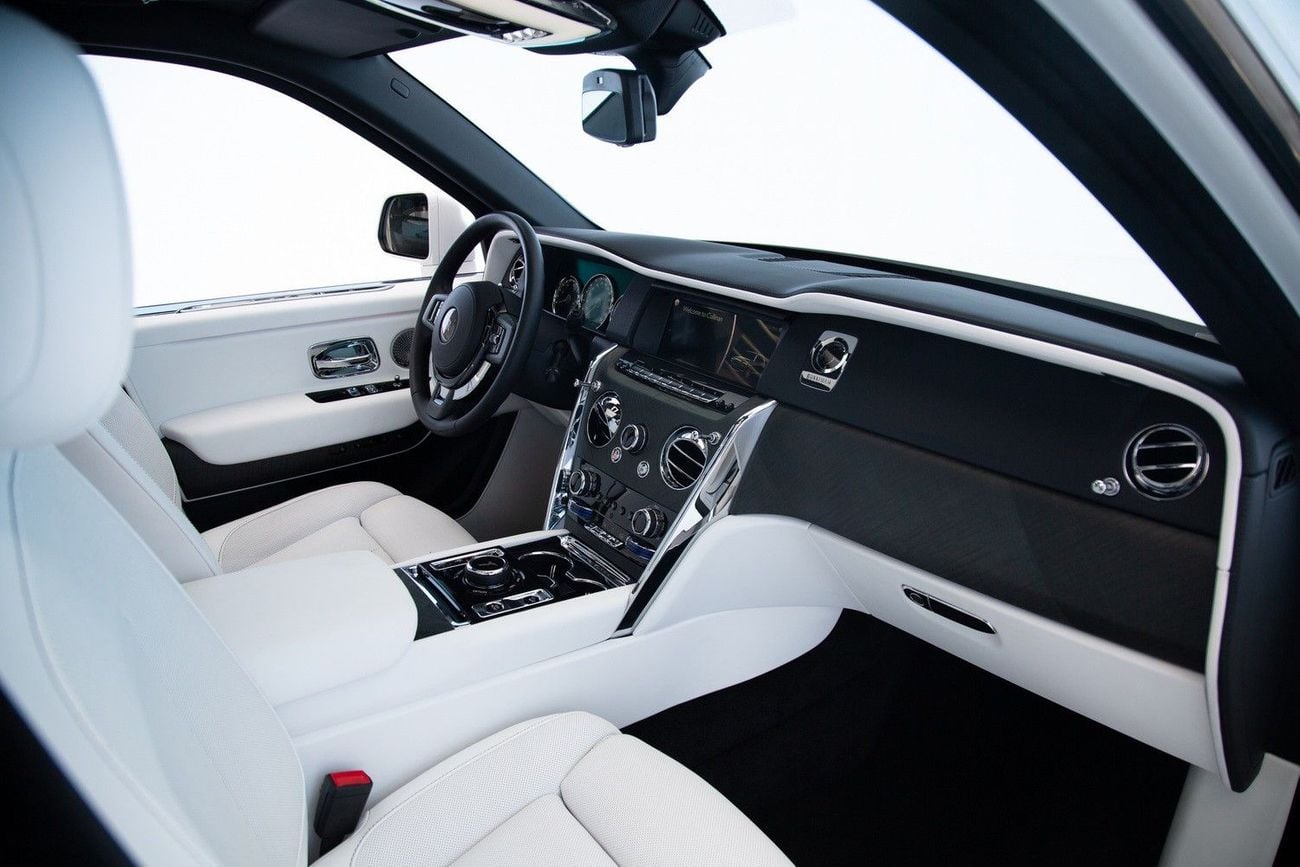 Rolls Royce Cullinan STD (6.8L · 12 Cyl · Automatic · Petrol · SUV/Crossover · All Wheel Drive · 5 Seats · 5 Door)