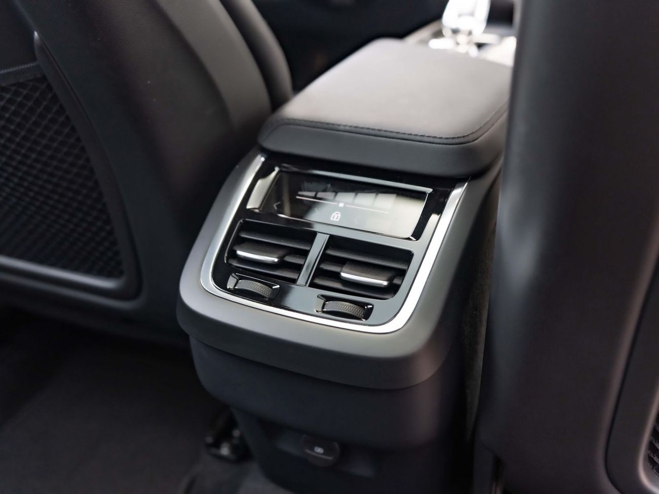 Volvo XC60 ULTIMATE DARK Volvo XC60 B5 2024 GCC specs