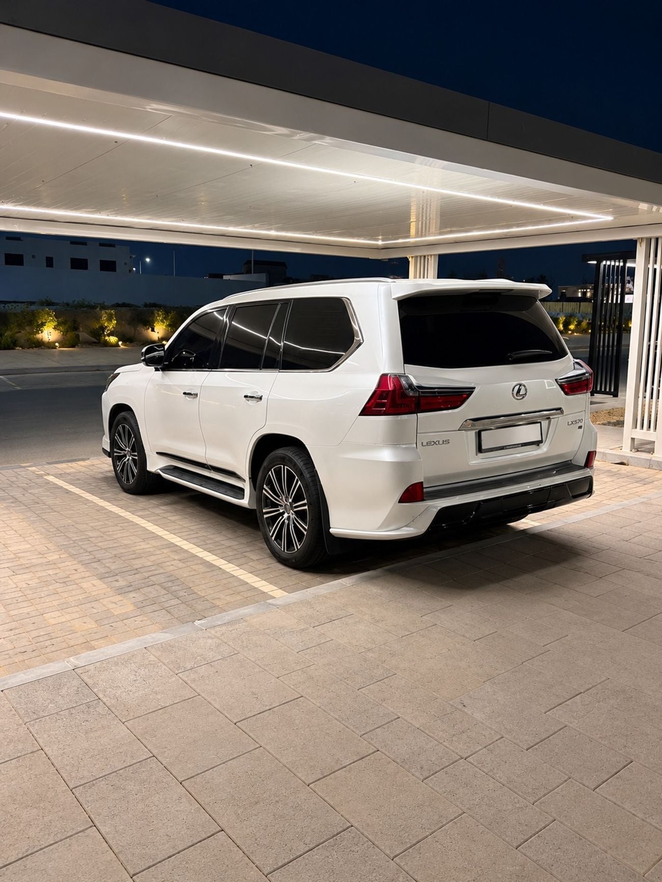 Lexus LX570 SIGNATURE (sport)