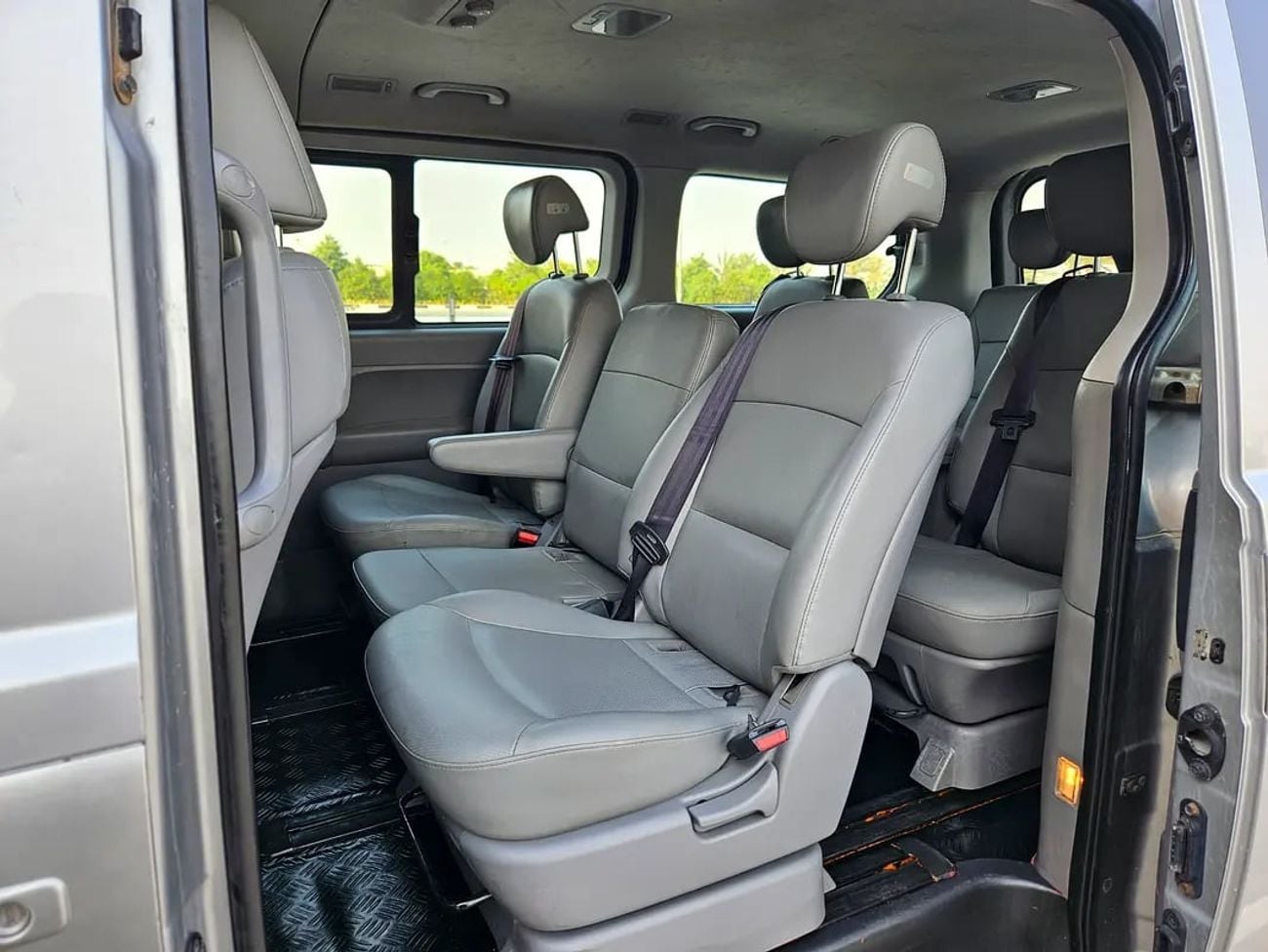 هيونداي جراند ستاريكس STANDARD DIESEL Full Automatic 12 Leather Seats Complete Condition With Low KM