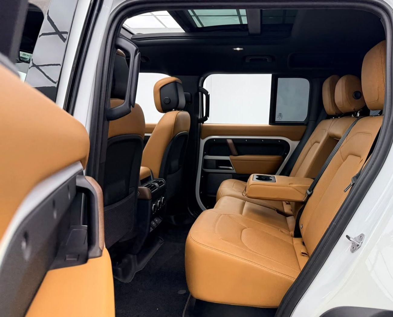 Land Rover Defender 110 HSE P400 2024 Land Rover Defender 110 HSE P400, 2028 LR Warranty, Full LR Service History, Fully Loaded, GCC