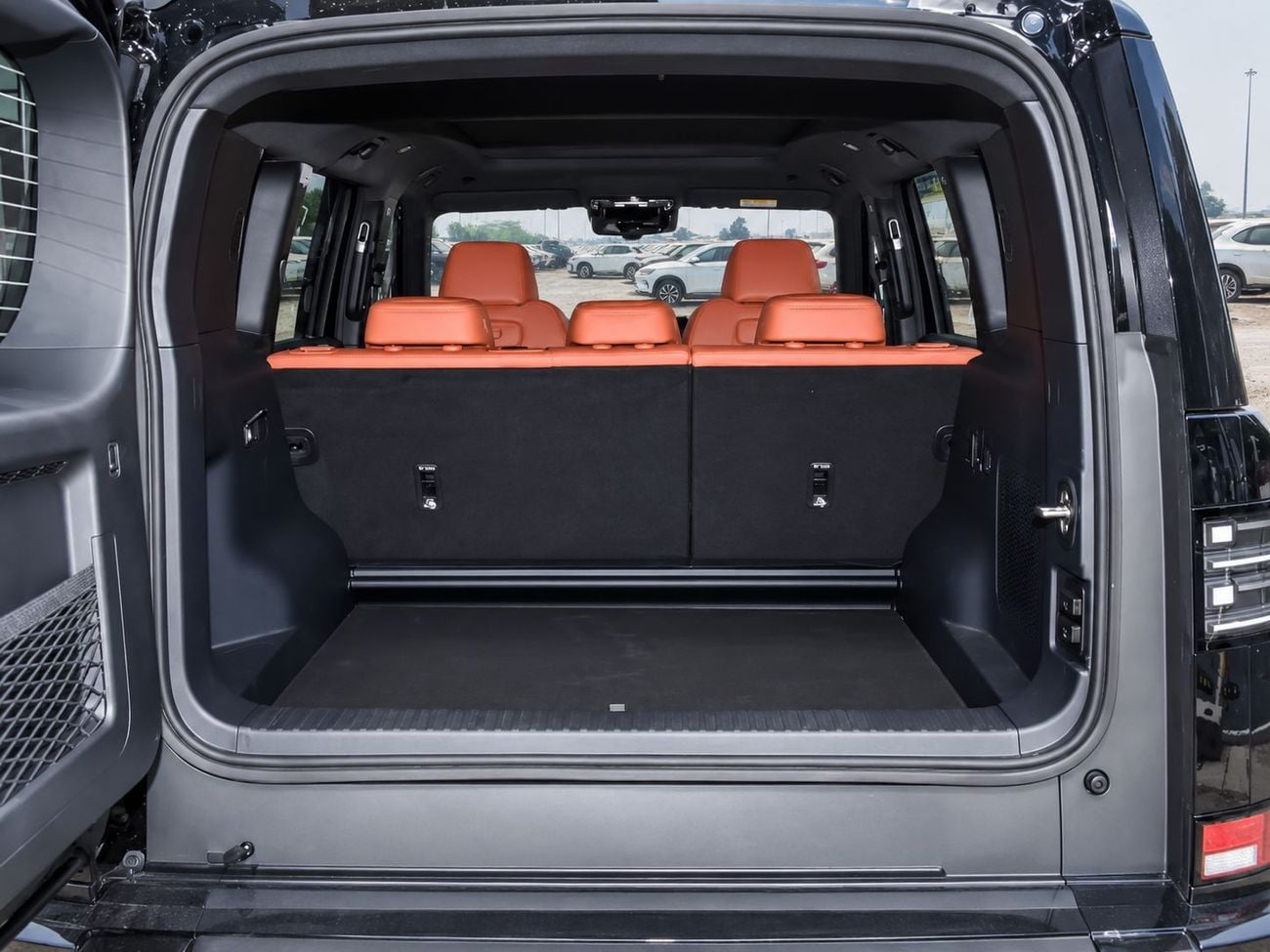 BYD Leopard 7 Ultra Titanium ECTB - 7. BYD Leopard 7 Ultra Titanium – 1.5L Hybrid Auto Awd – Black with Orange