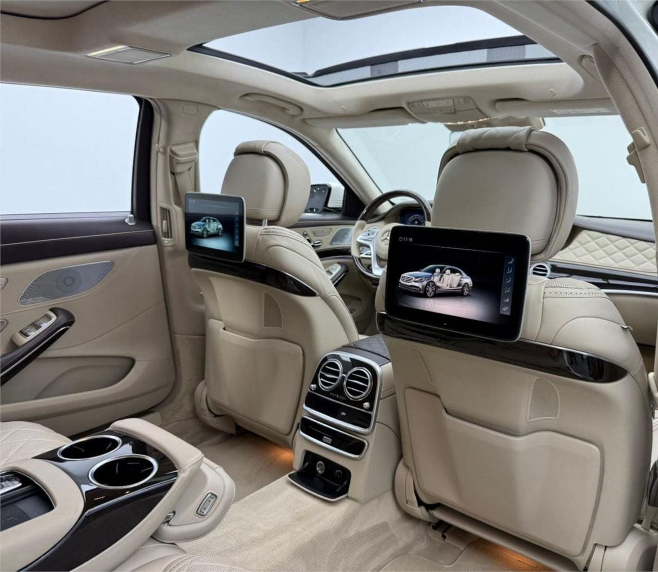 Mercedes Benz S560 STANDARD 2025 Land Rover Defender 90 HSE, Agency Warranty+Full Service History, Middle East Specs.