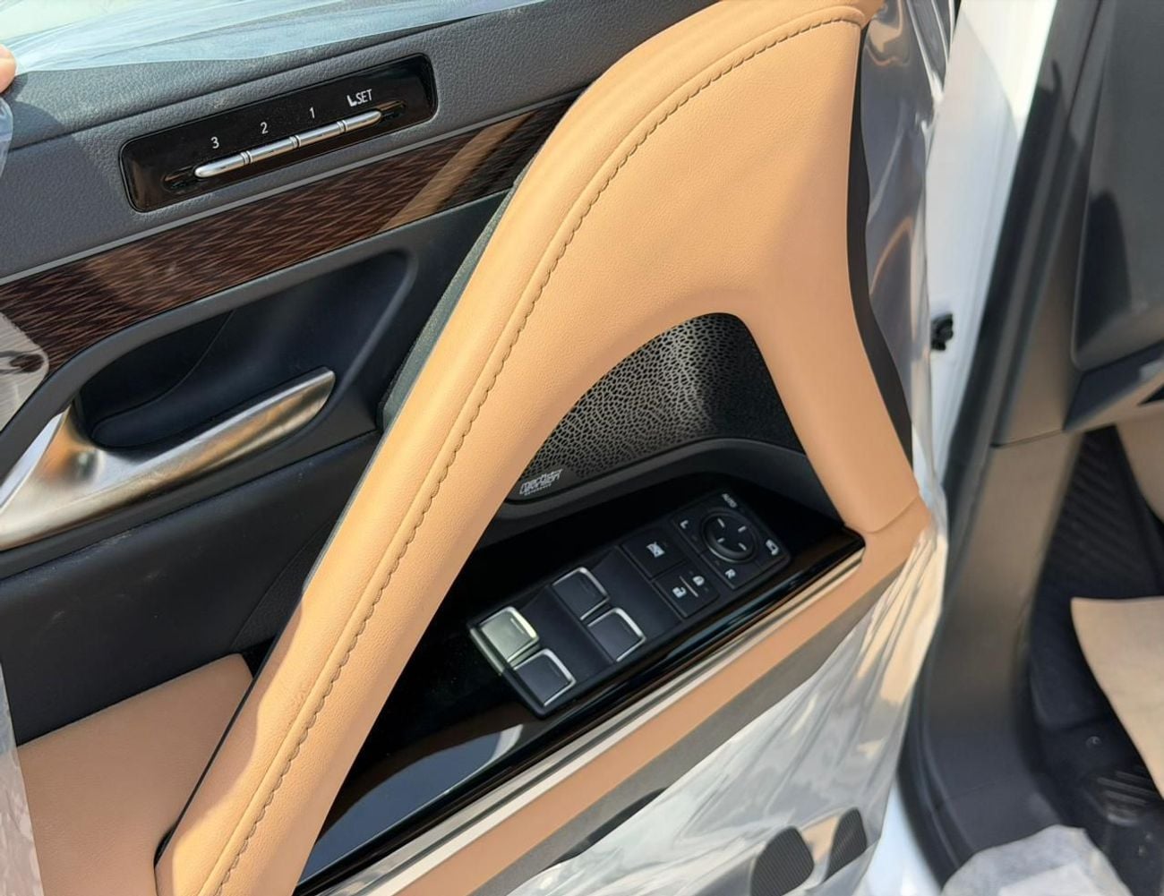 لكزس LX 700h SIGNATURE لكزس LX 700 هايبرد، نظام ركن آلي، أبيض/بيج.