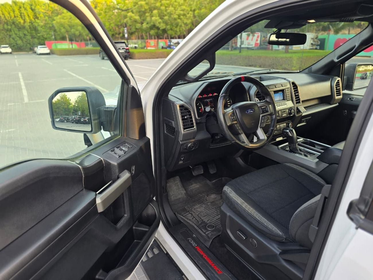 Ford F-150 RAPTOR CREW CAB MID Ford F-150 Raptor 2019 | GCC Specs | Orginal paint | Pristine Condition | 2Keys | Single owner |