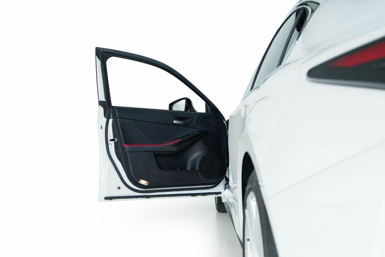 Lexus IS300 PREMIER GCC- warranty and Service package valid till November 2029