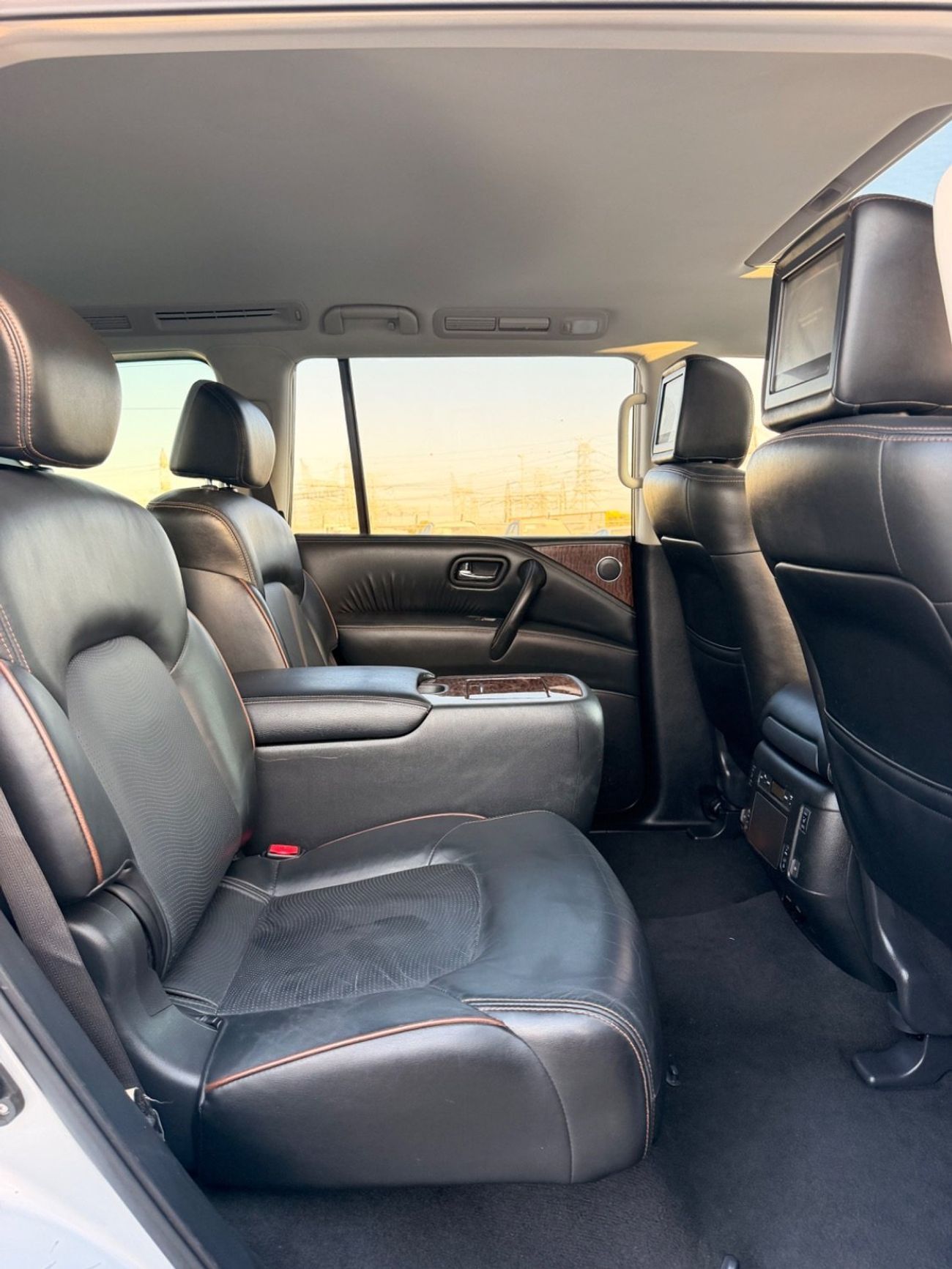 Nissan Armada PLATINUM (NON GCC) PLATINUM 5.6L full option