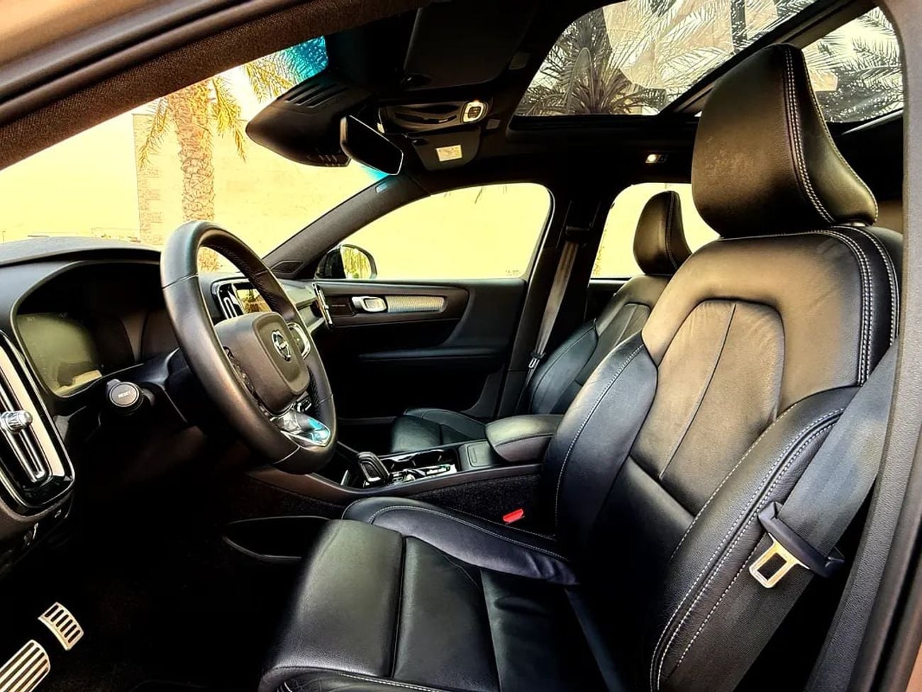 فولفو XC 40 R DESIGN موديل 2022، مواصفات خليجية | عقد صيانة مجاني! تمويل بنكي بدون دفعة أولى (0%)!