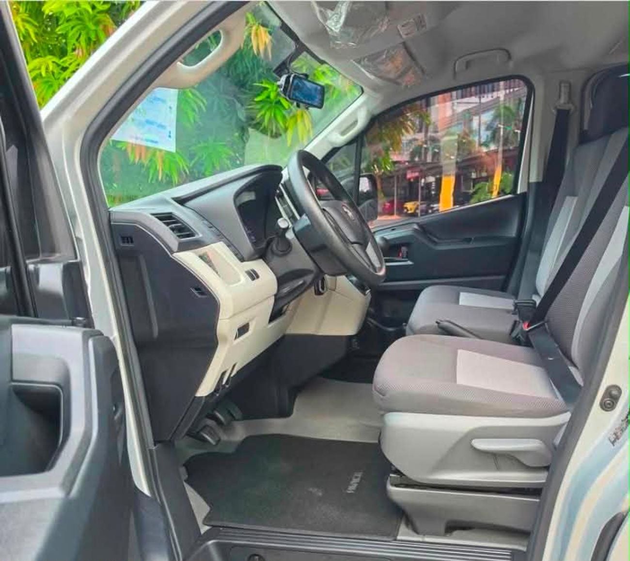 Toyota Hiace DX 2.8L DIESEL STD ROOF MT
