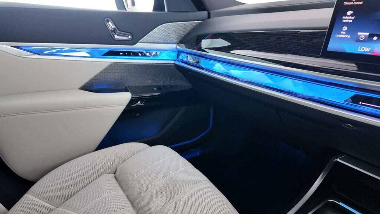 بي أم دبليو 750e xDRIVE بي إم دبليو 750E إم سبورت إكس درايف للتصدير فقط، قيادة يمين