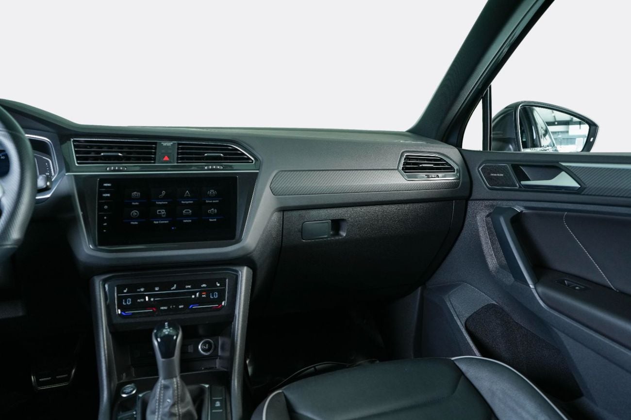 Volkswagen Tiguan R-LINE PLUS-GCC-Al Nabooda Full Service History-1 Owner-Leather Interior