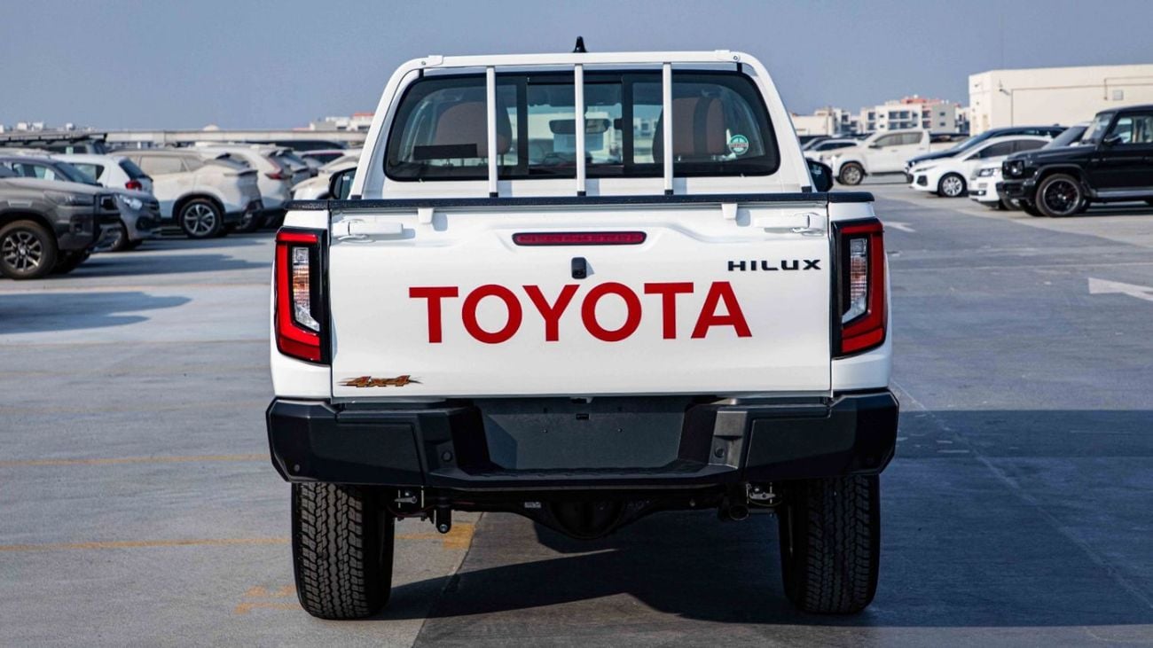 تويوتا هيلوكس GLX DC 4X4 P 2.7L AT GLX RA | 2027 | ضمان 3 سنوات |