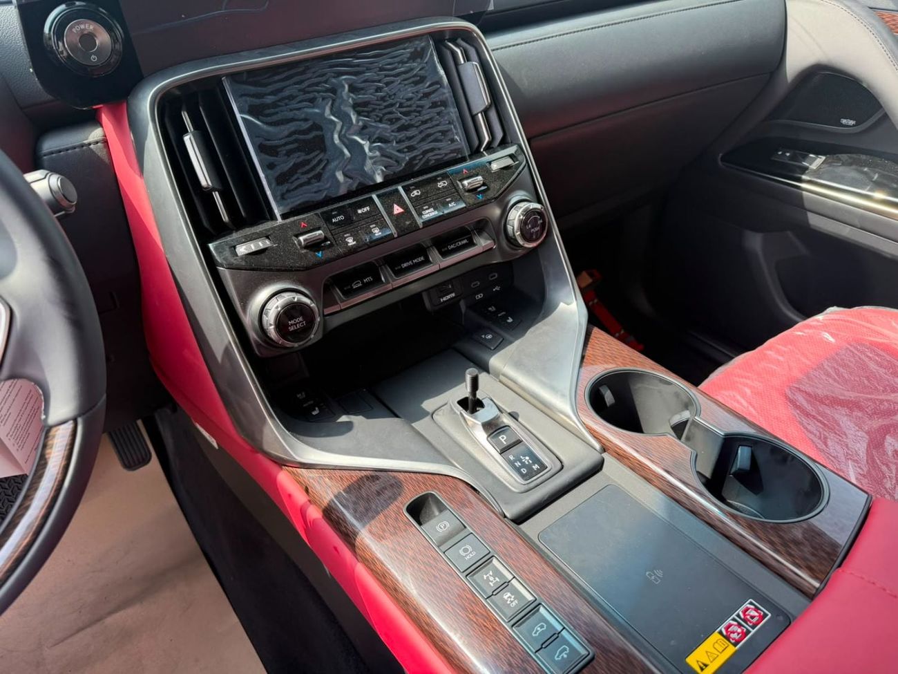 Lexus LX700h SIGNATURE LEXUS LX700 3.5HEV FULL OPTION 2026 GCC WITH AUTO PARK
