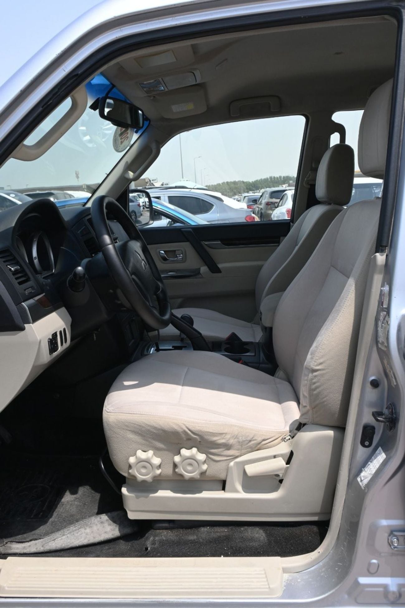 ميتسوبيشي باجيرو GLS MIDDLINE 5 -DOOR -3.5 - نظام الدفع الرباعى - SUV بترول - أوتوماتك - 3.5-6 V