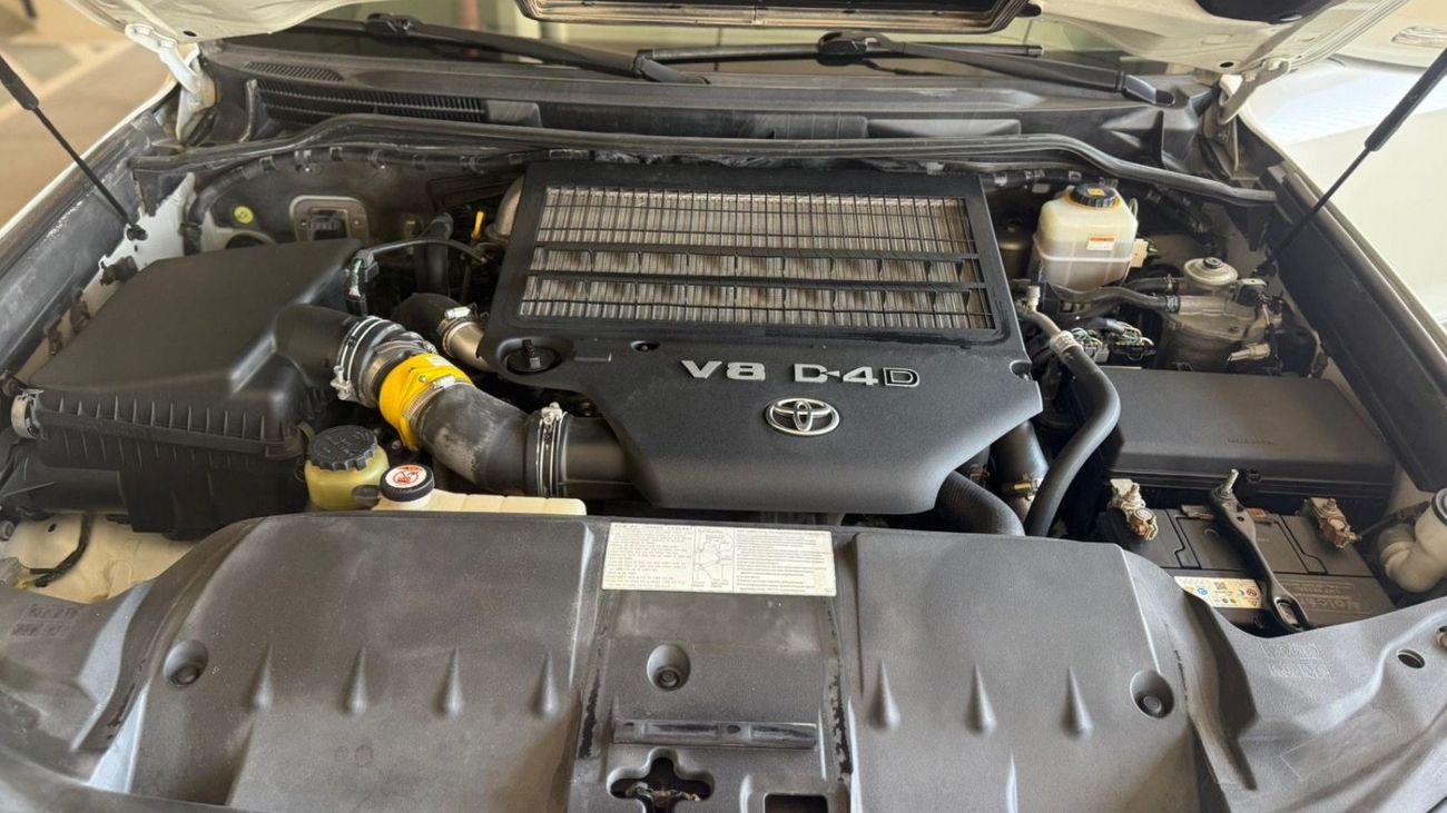 تويوتا لاند كروزر GXR DIESEL V8 LHD