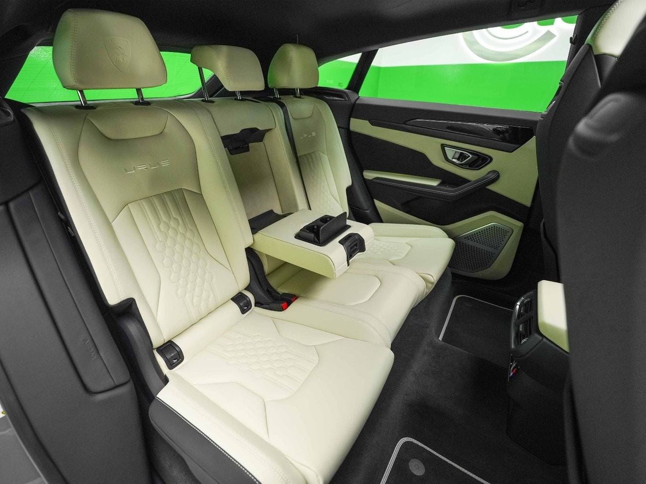 لامبورغيني اوروس UNDER 2 YEARS WARRANTY AND FREE SERVICE - URUS S - 2023 - ONLY 1,400 KM - GRIGIO TELESTO - LIKE NEW